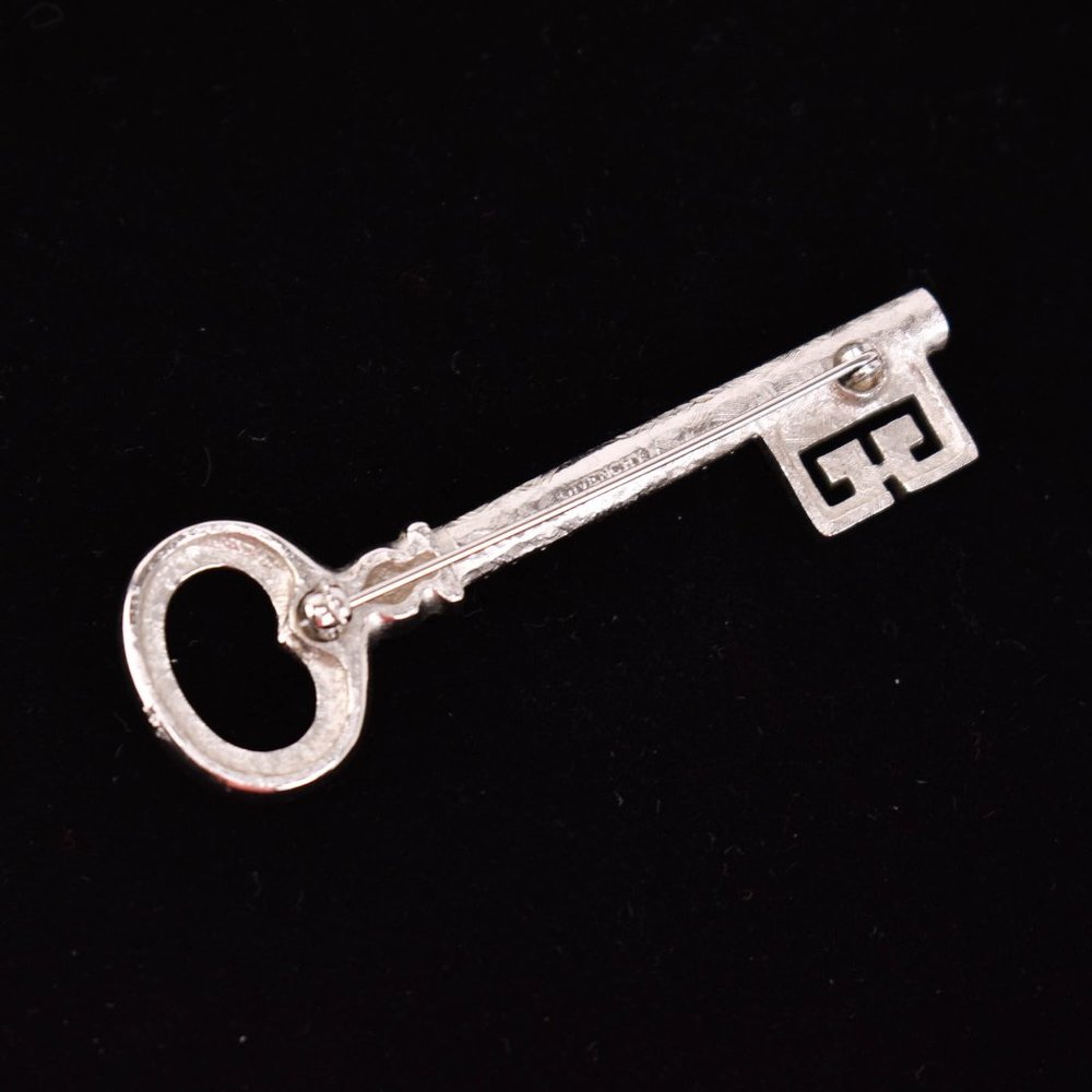 GIVENCHY: Silver Metal Double G Logo Key Brooch mn - Picture 4 of 5